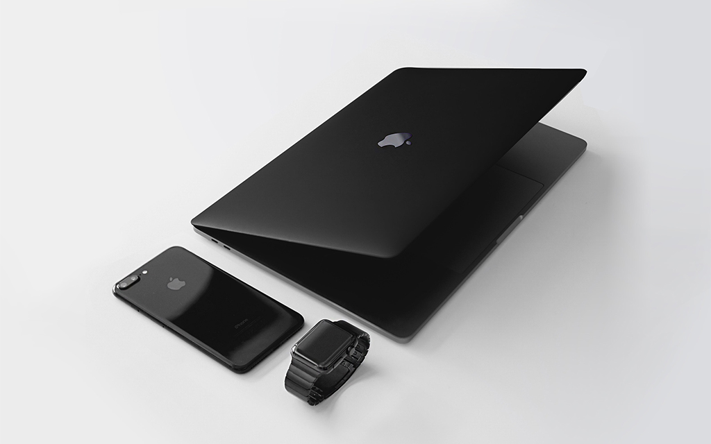 Laptop màu bạc sang trọng, phù hợp với người mệnh Kim