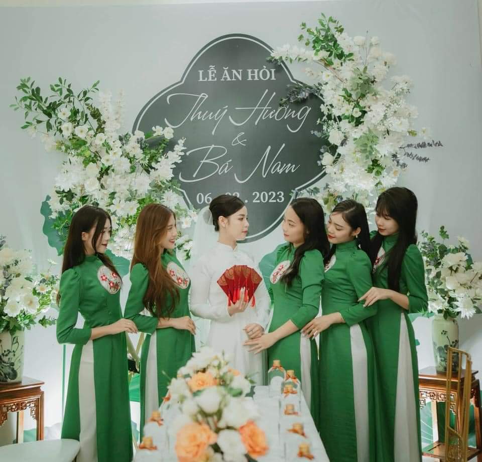 Áo cưới màu trắng ánh kim