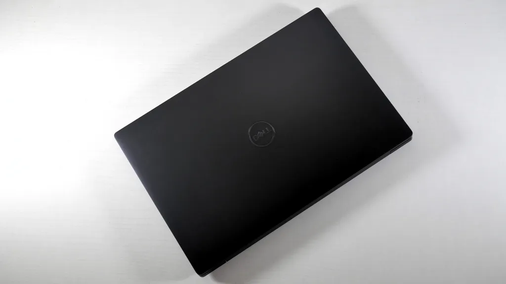 Laptop Dell XPS 13 màu đen sang trọng