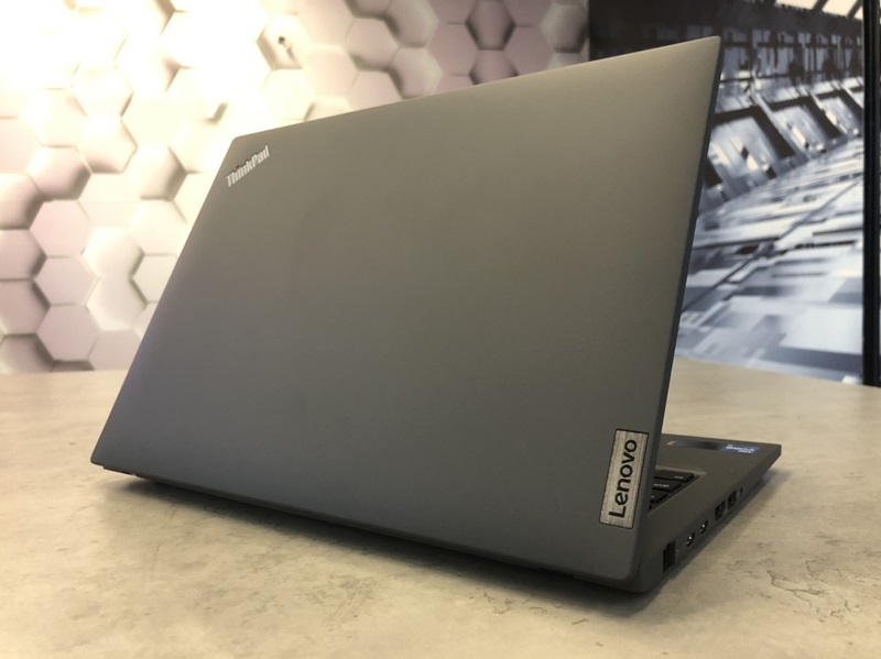 Laptop màu bạc hiện đại