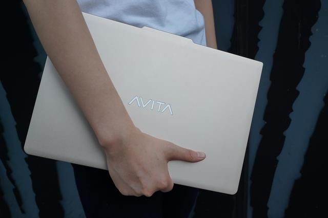 Laptop bạc tối giản