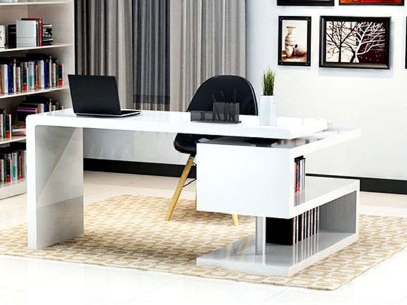 Bàn làm việc màu nâu gỗ phù hợp tuổi Quý Dậu
