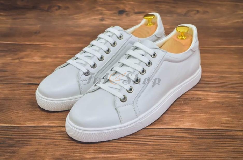 Giày sneaker màu trắng cho mệnh Thổ