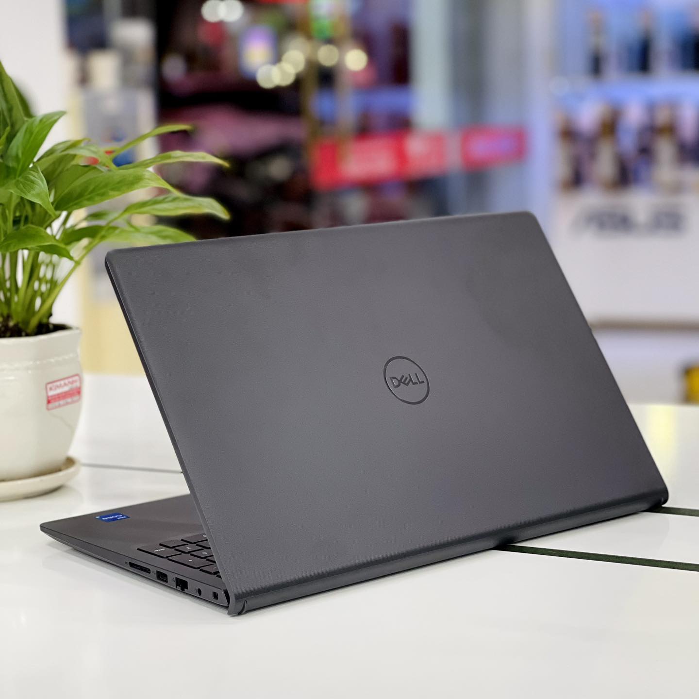 Laptop màu đen lịch lãm