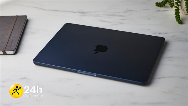MacBook màu bạc sang trọng cho dân văn phòng