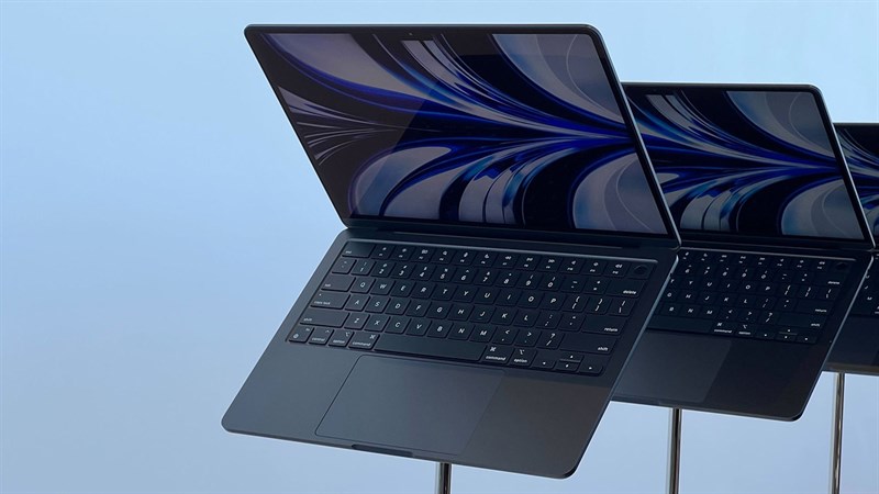Laptop màu bạc và màu đen cho Nhâm Thân